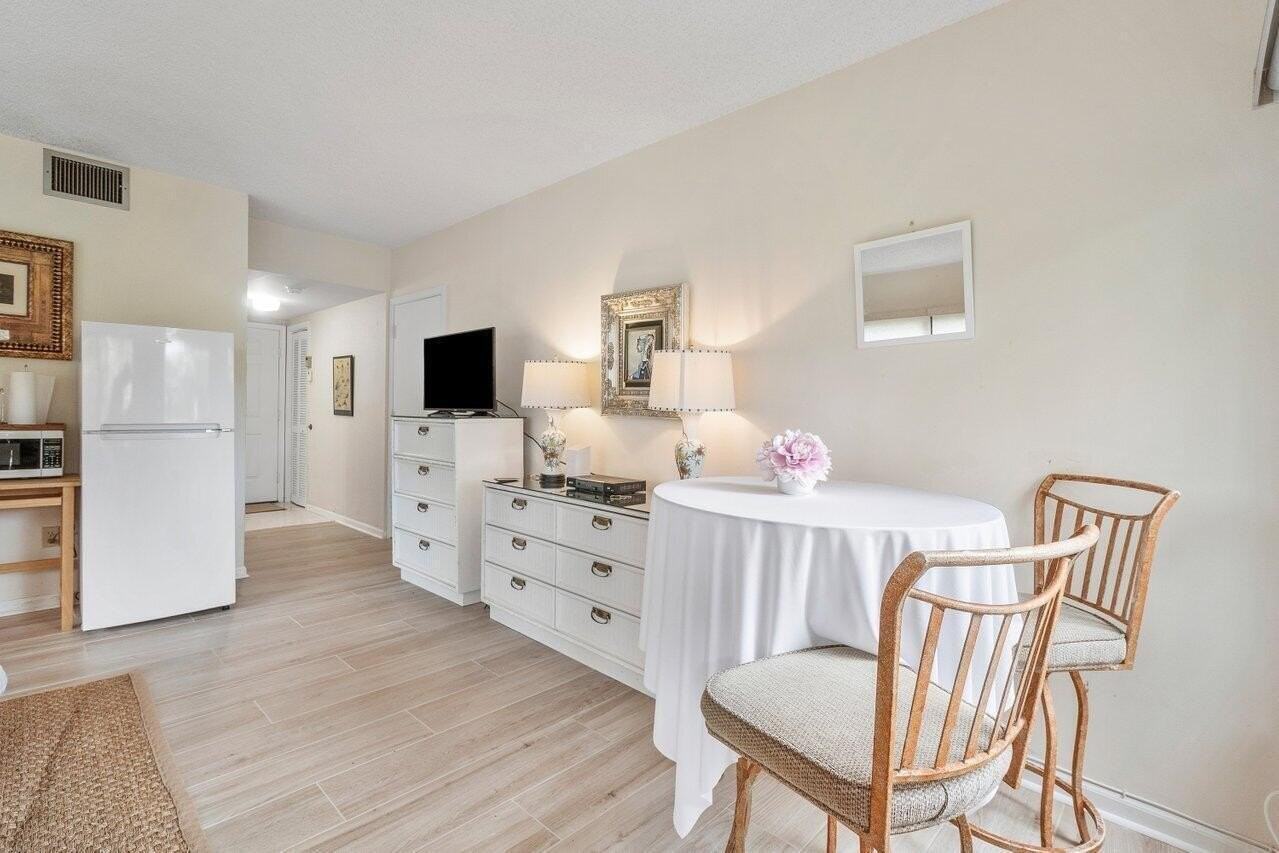 11863 Wimbledon Cir #427 - Photo 4 of 27