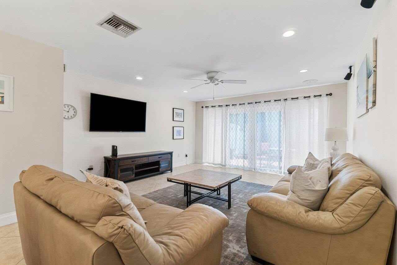 842 Se 19th Ave #103 - Photo 4 of 34
