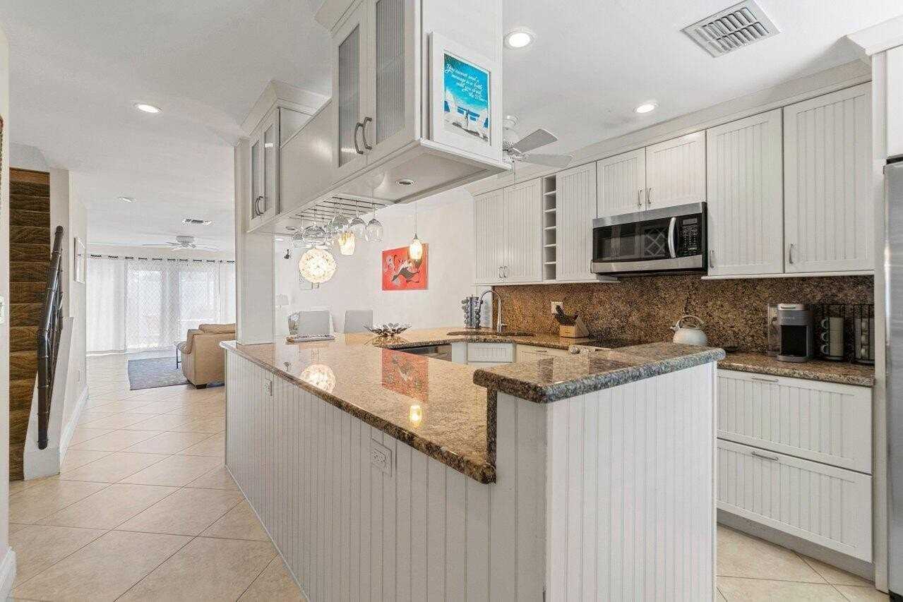 842 Se 19th Ave #103 - Photo 6 of 34