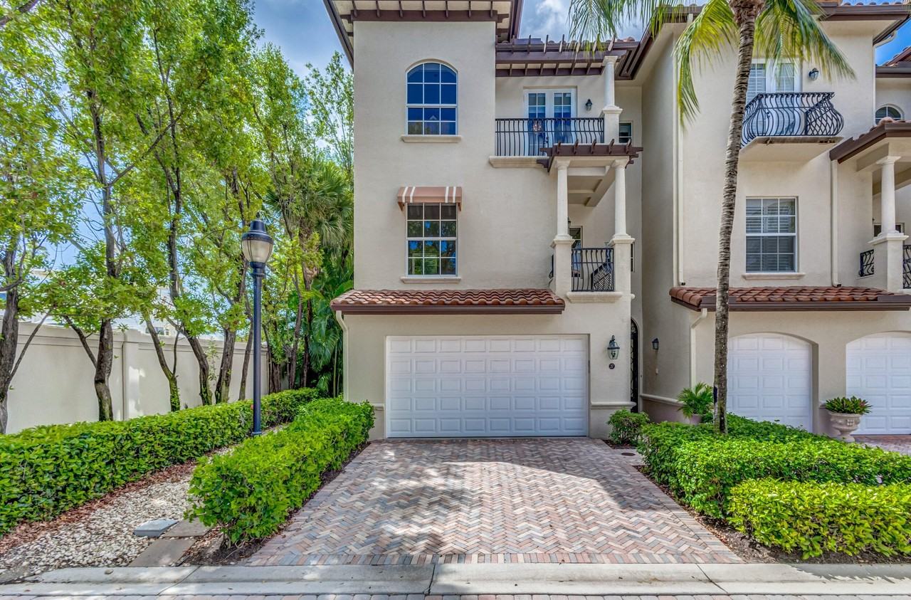 27 Marina Gardens Dr - Photo 5 of 50