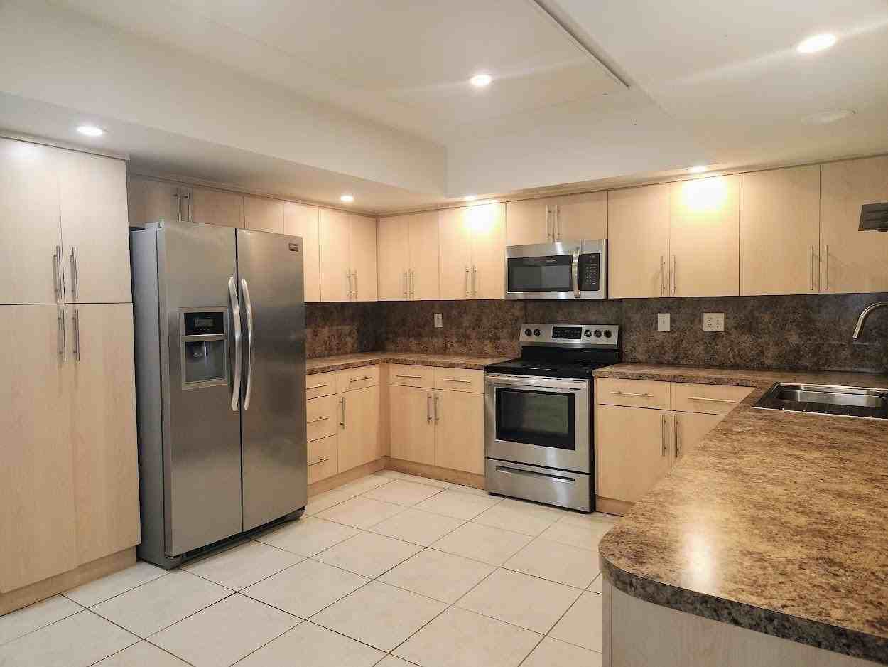 2940 Ne 19th Ter - Photo 4 of 12