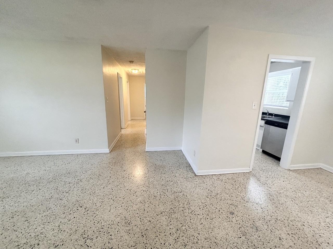 218 Seville Rd - Photo 4 of 17