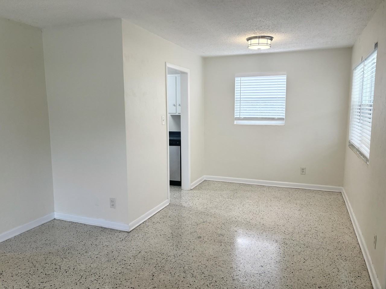 218 Seville Rd - Photo 5 of 17
