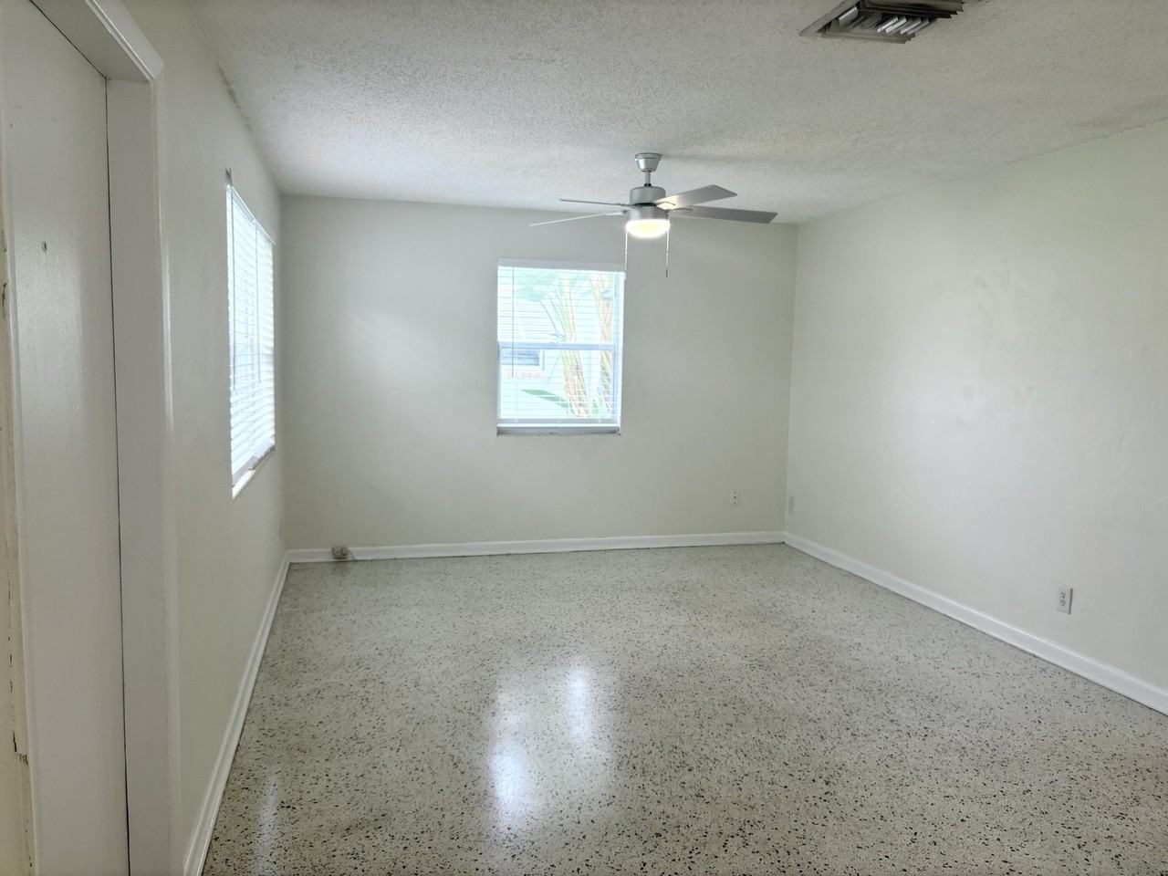 218 Seville Rd - Photo 7 of 17