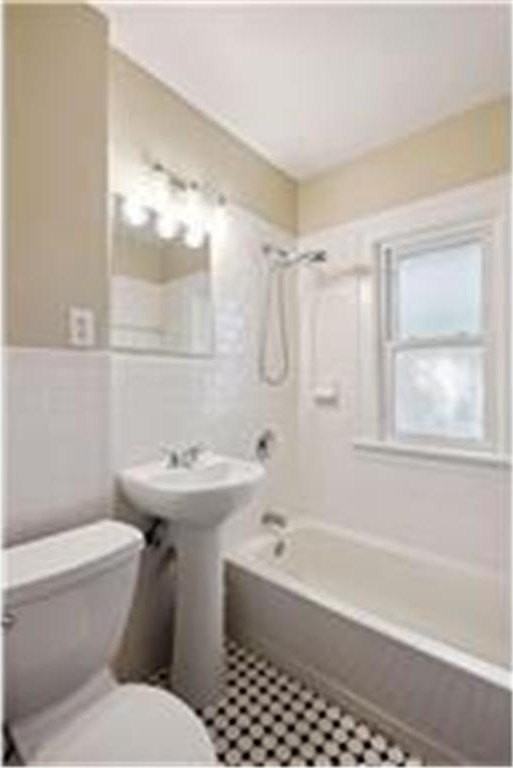 2010 Saint Clair Ave - Photo 4 of 7