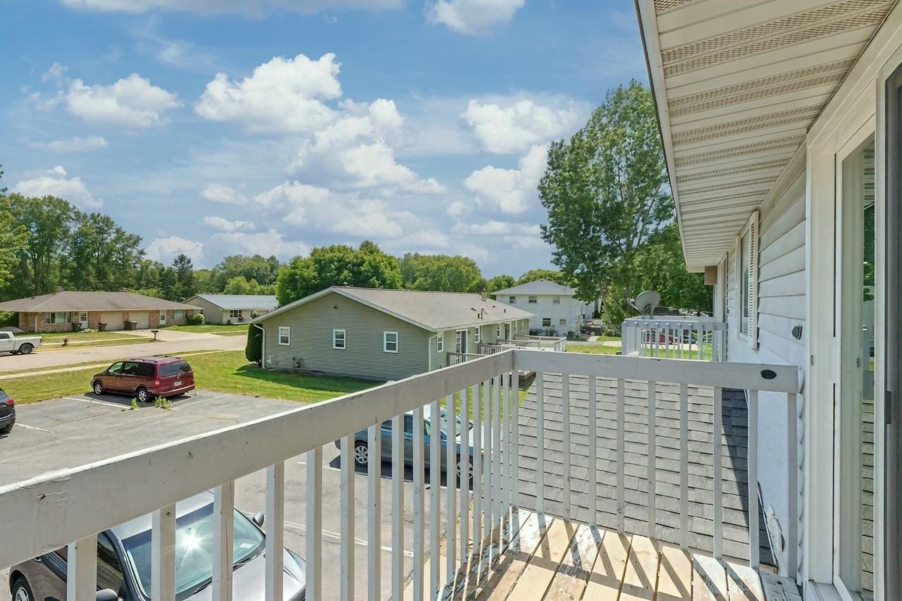 16 W Klubertanz Dr - Photo 2 of 33