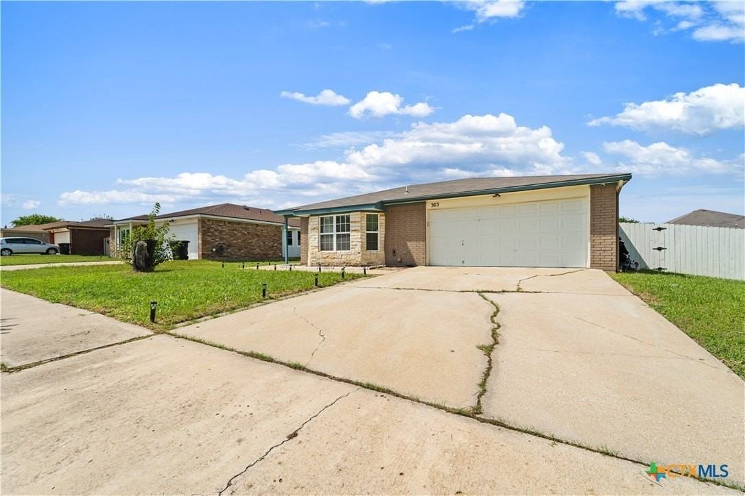 303 Carly Dr - Photo 3 of 27
