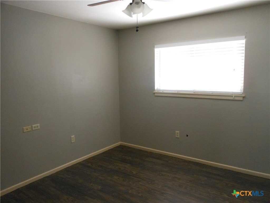 1441 Robin Ln - Photo 6 of 10