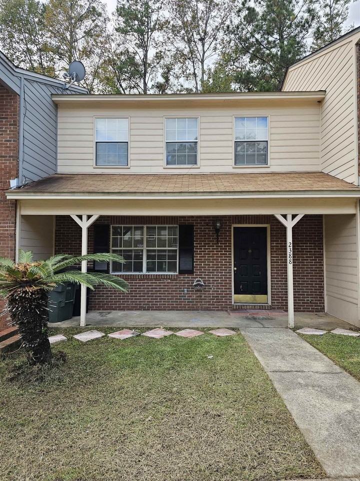 2388 Gregory Dr - Photo 3 of 38