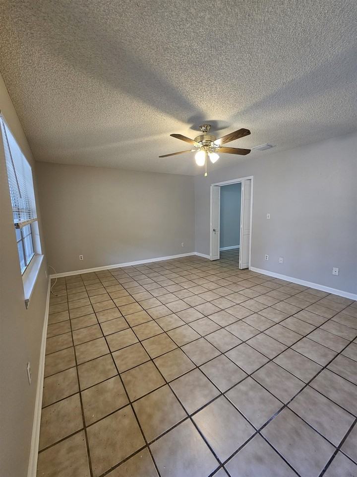 2388 Gregory Dr - Photo 4 of 38