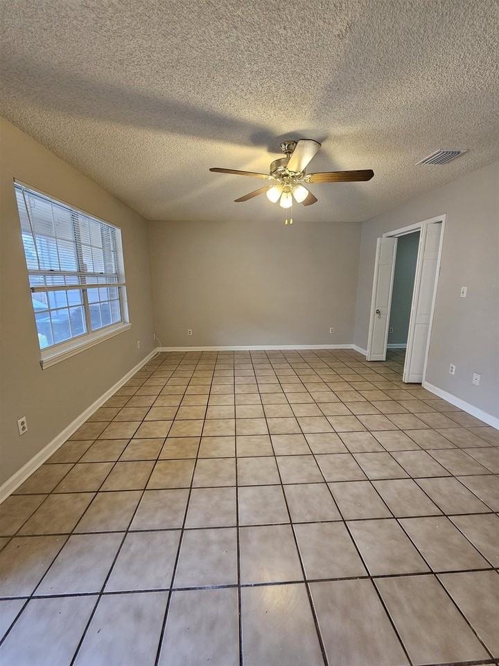 2388 Gregory Dr - Photo 6 of 38