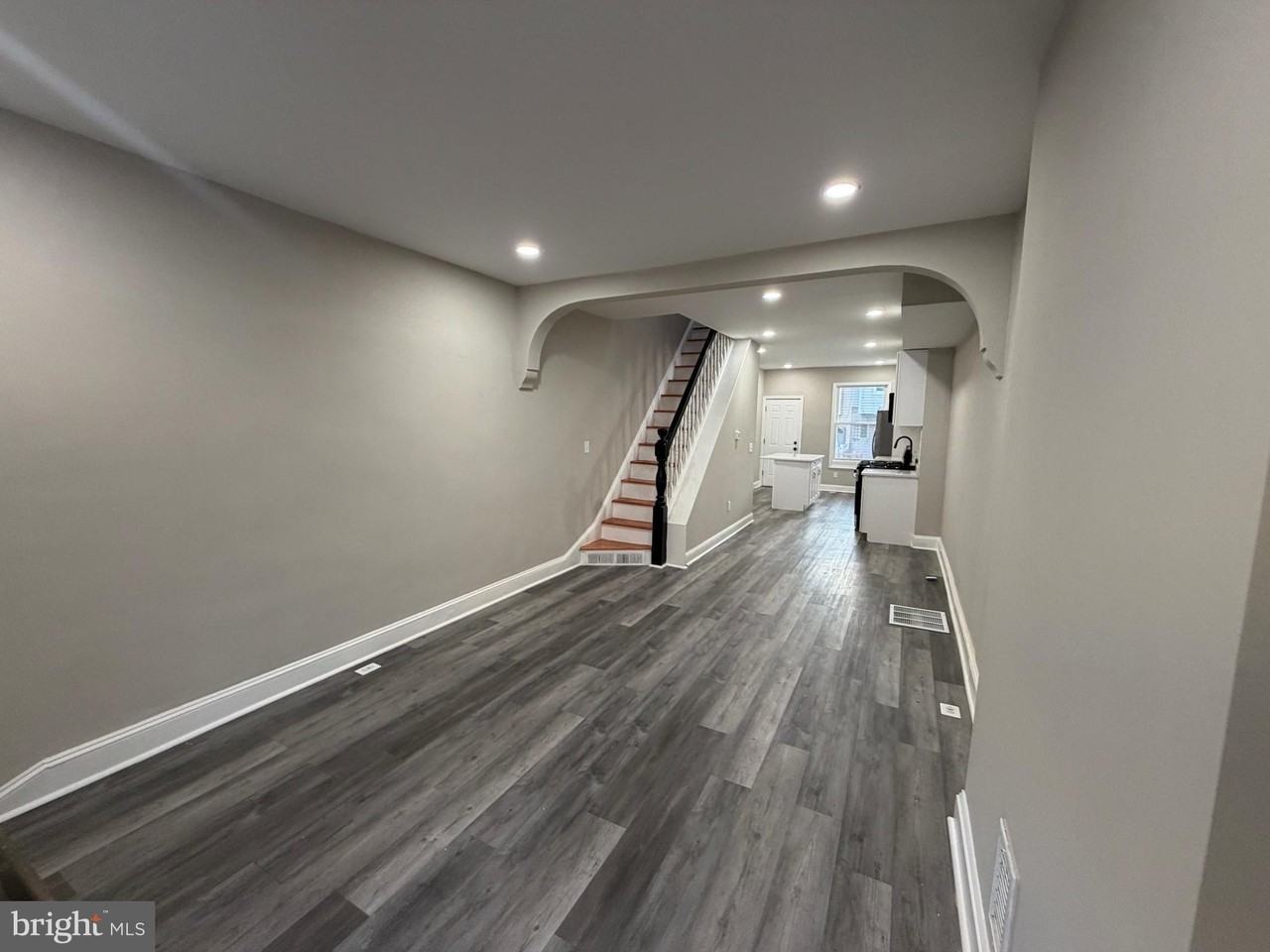 718 N Curley St - Photo 4 of 15