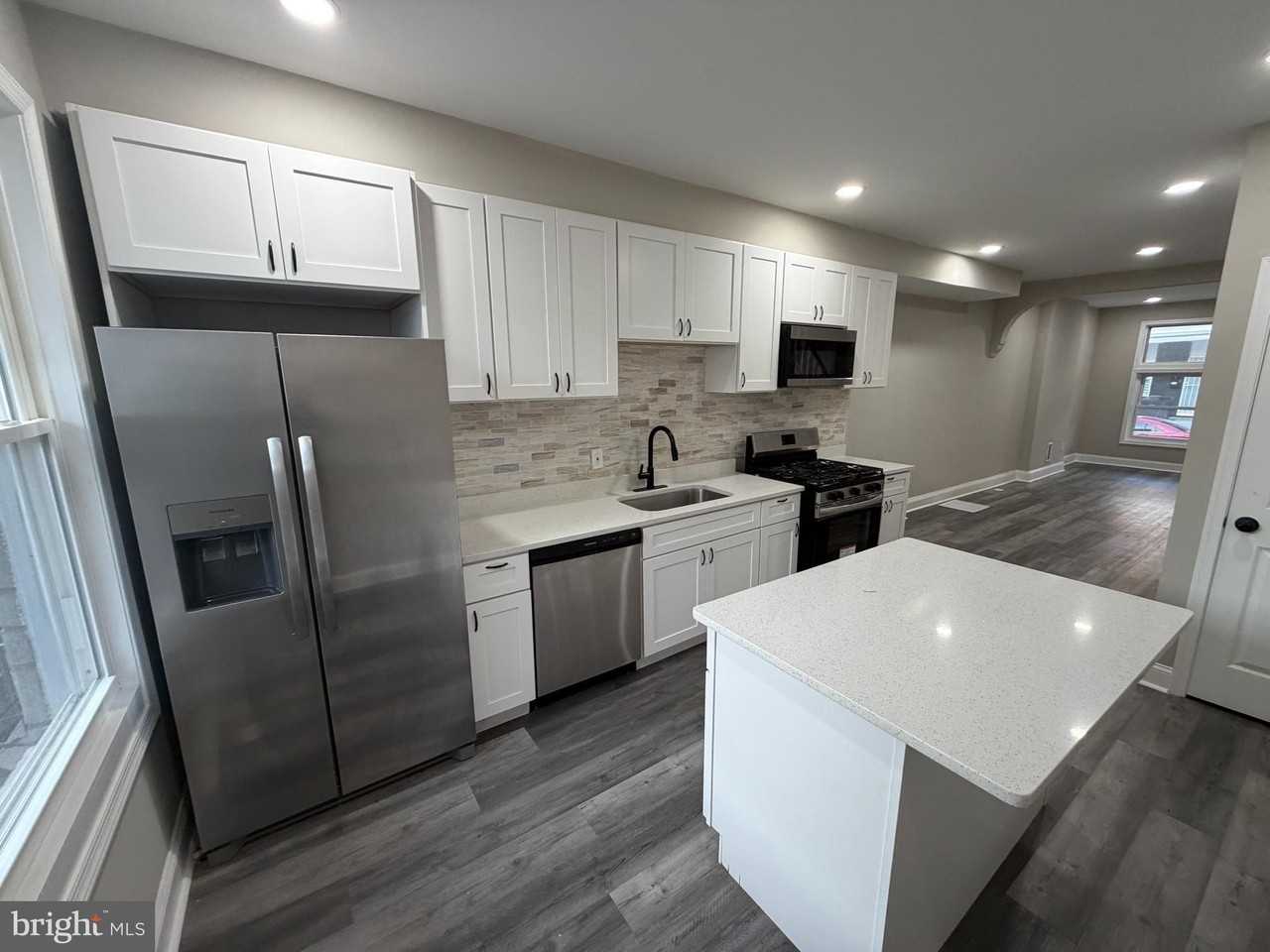 718 N Curley St - Photo 6 of 15