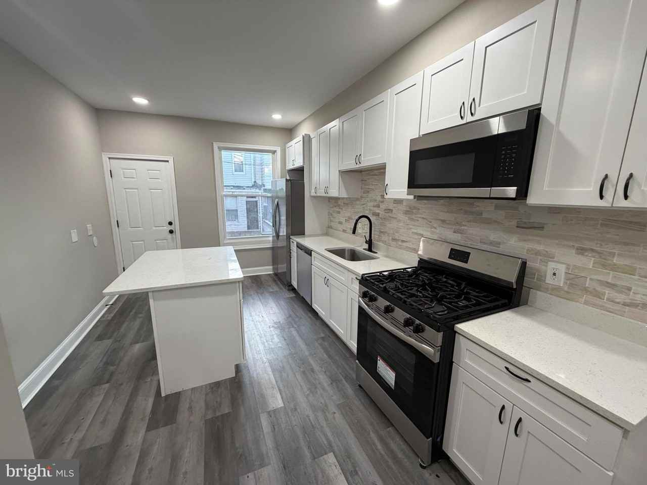 718 N Curley St - Photo 7 of 15