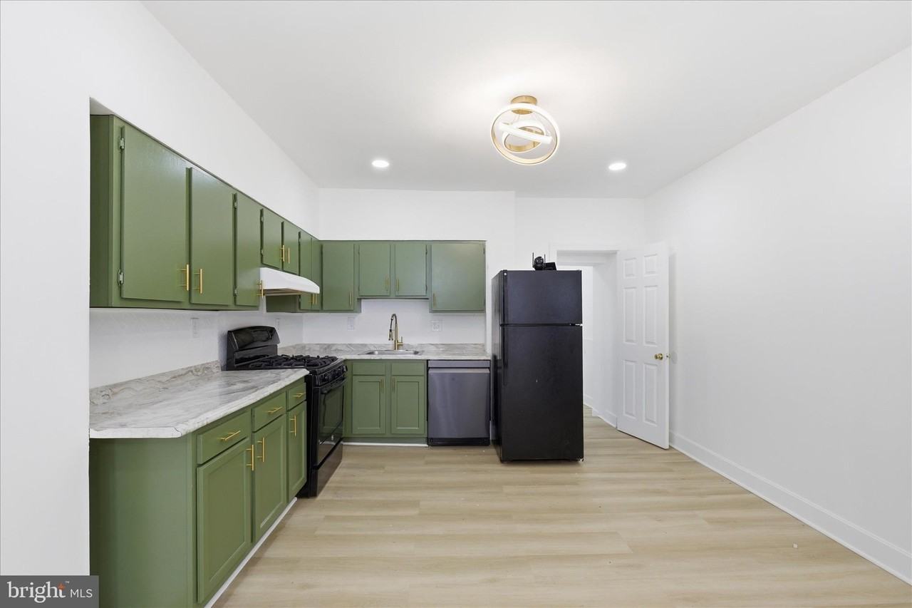 2567 W Baltimore St - Photo 5 of 18
