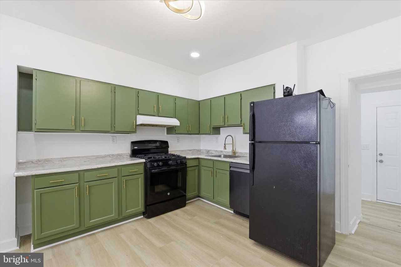 2567 W Baltimore St - Photo 6 of 18