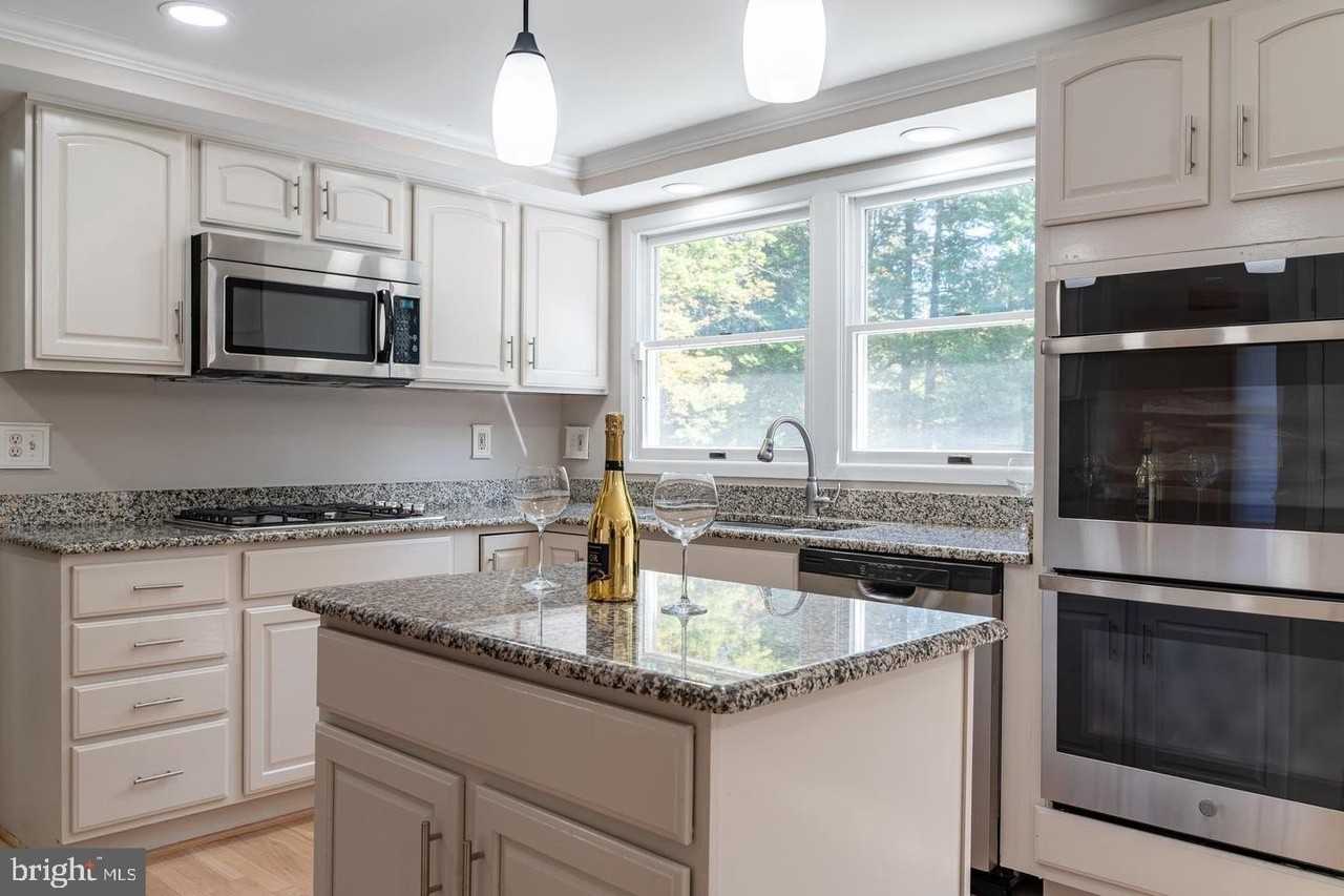 14913 Lear Ln - Photo 6 of 33
