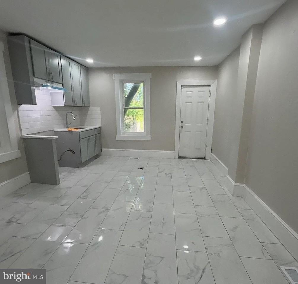60 Mechanics Ave - Photo 2 of 7