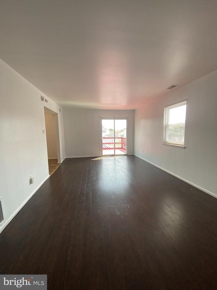 303 Corinthian Ave - Photo 2 of 15