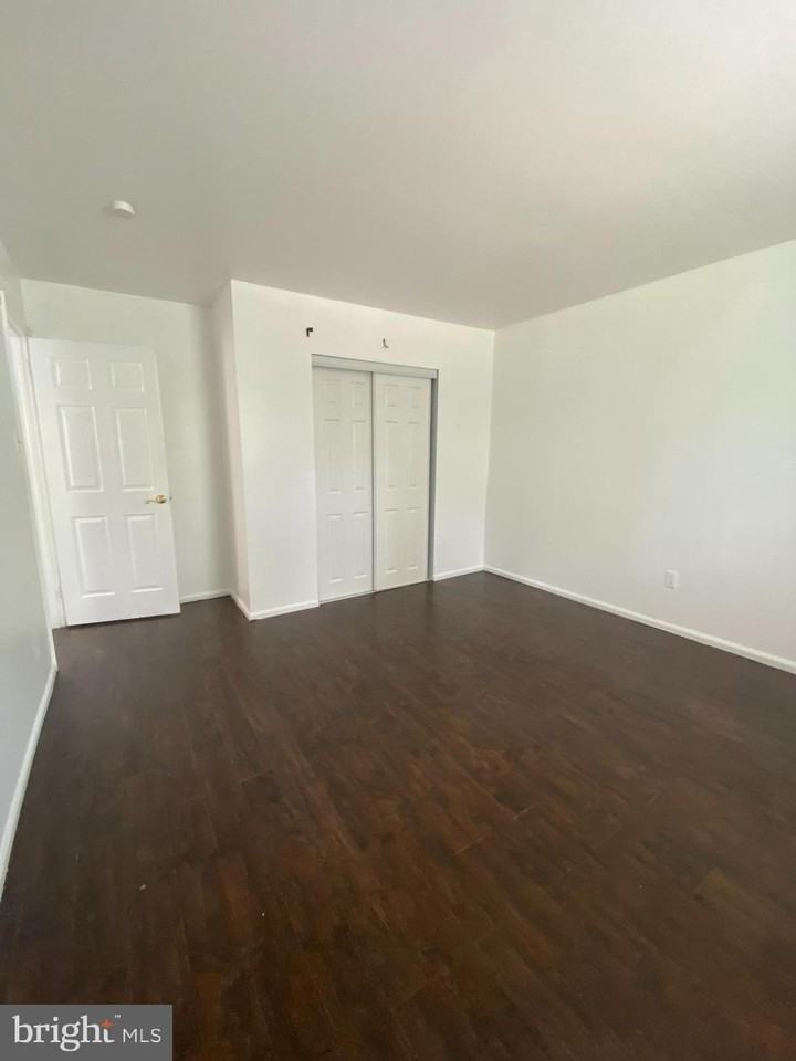 303 Corinthian Ave - Photo 4 of 15