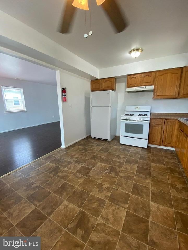 303 Corinthian Ave - Photo 5 of 15