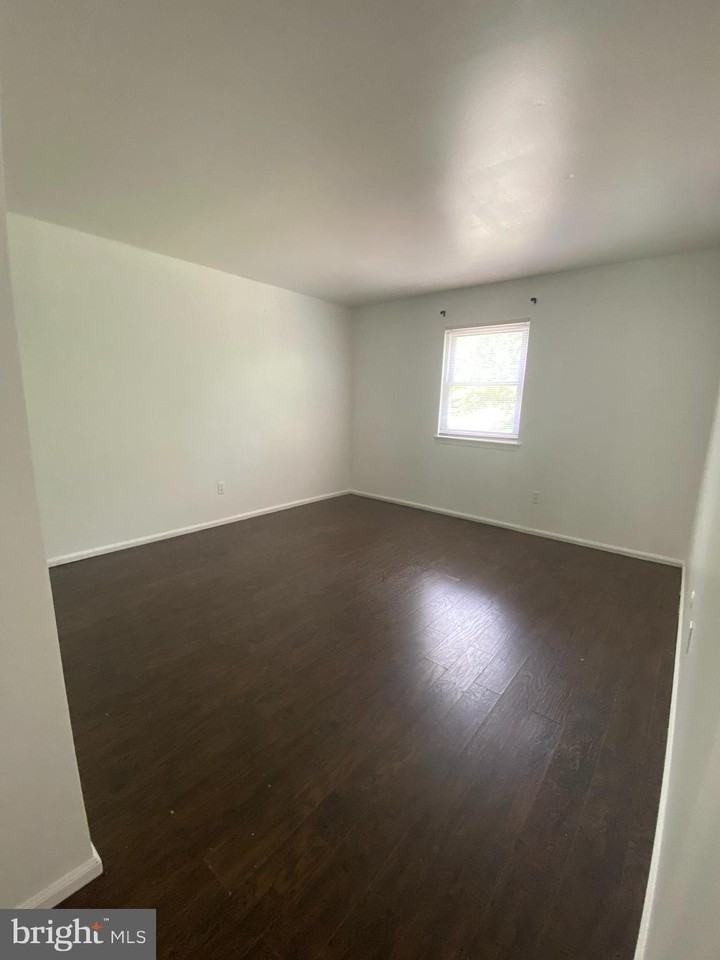 303 Corinthian Ave - Photo 6 of 15