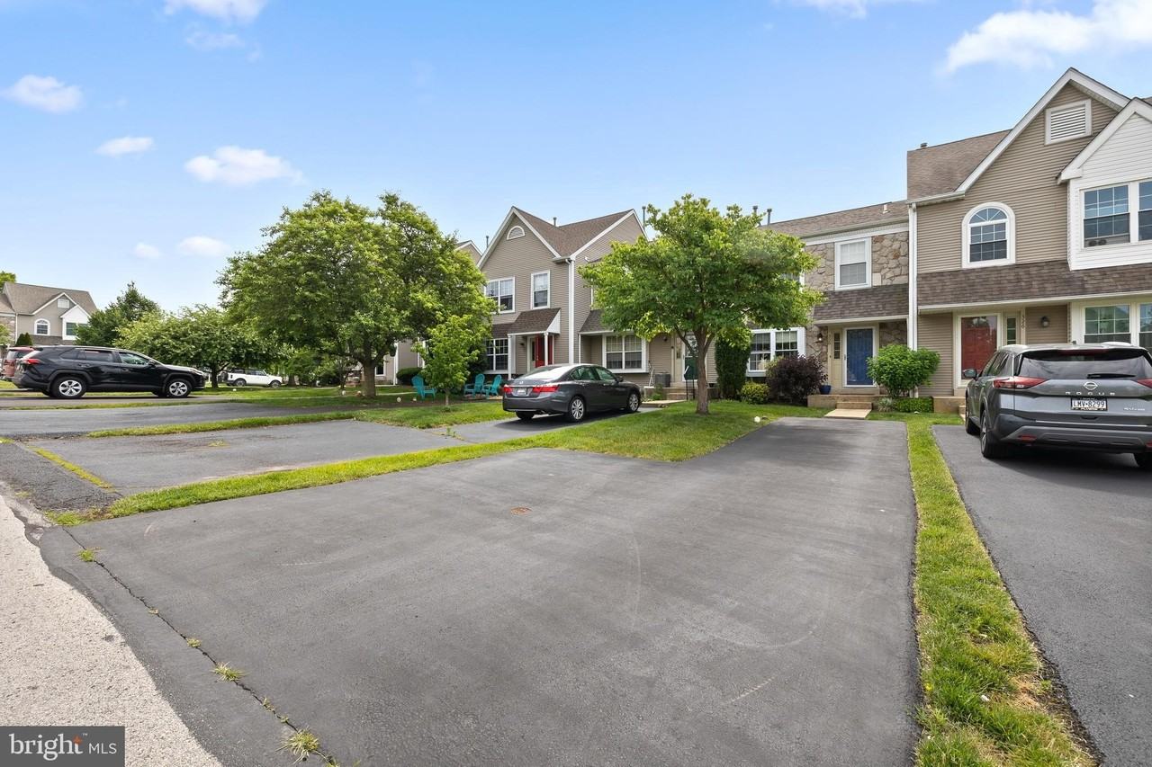 328 Countryside Ct - Photo 2 of 28