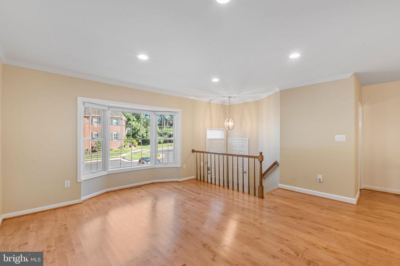 6860 Williamsburg Pond Ct - Photo 5 of 45