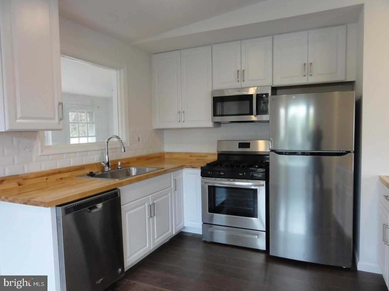 7029 Woodley Ln - Photo 7 of 27