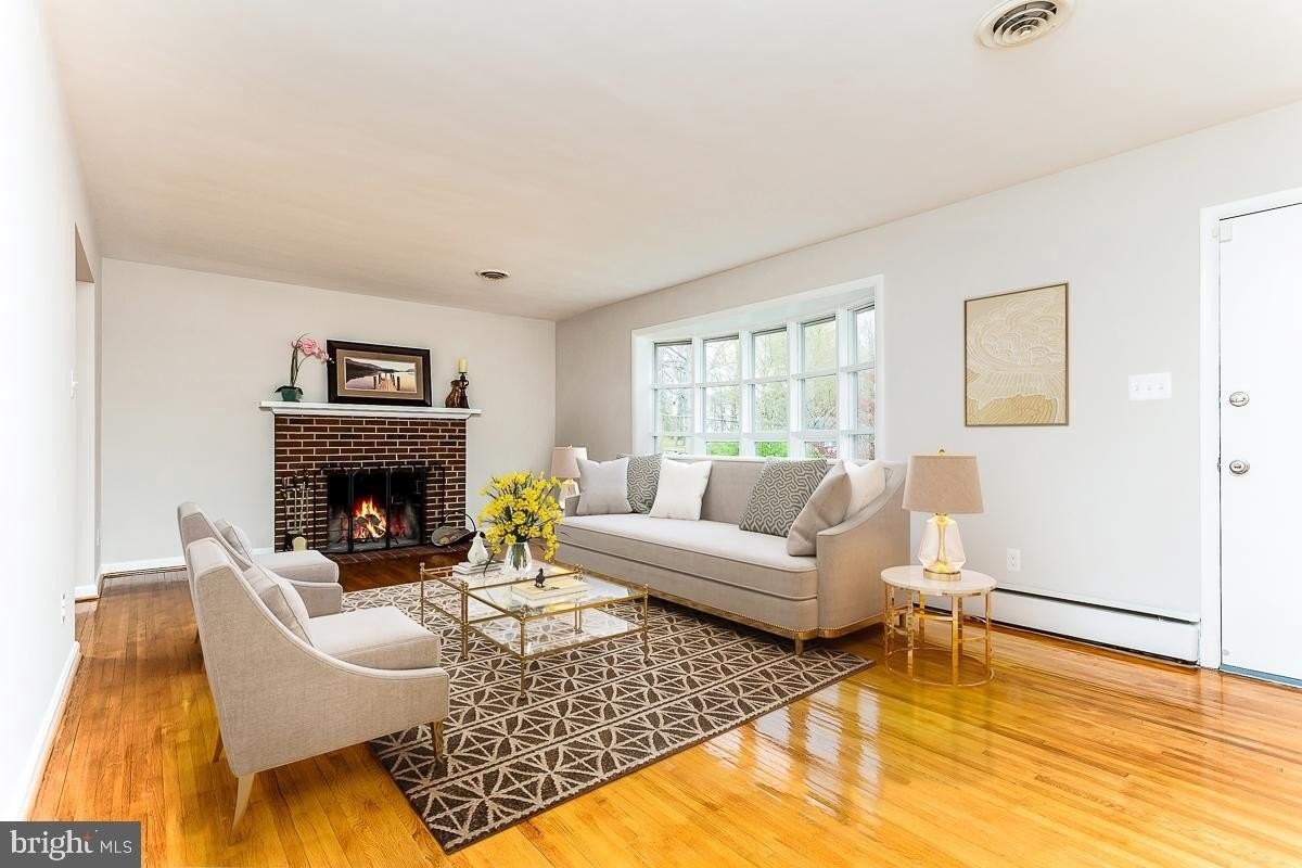 2271 Providence St - Photo 3 of 21
