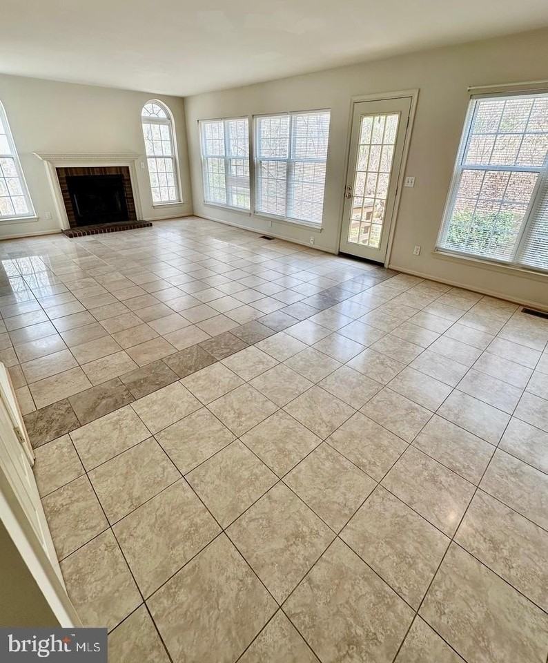 3222 Titanic Dr - Photo 5 of 19