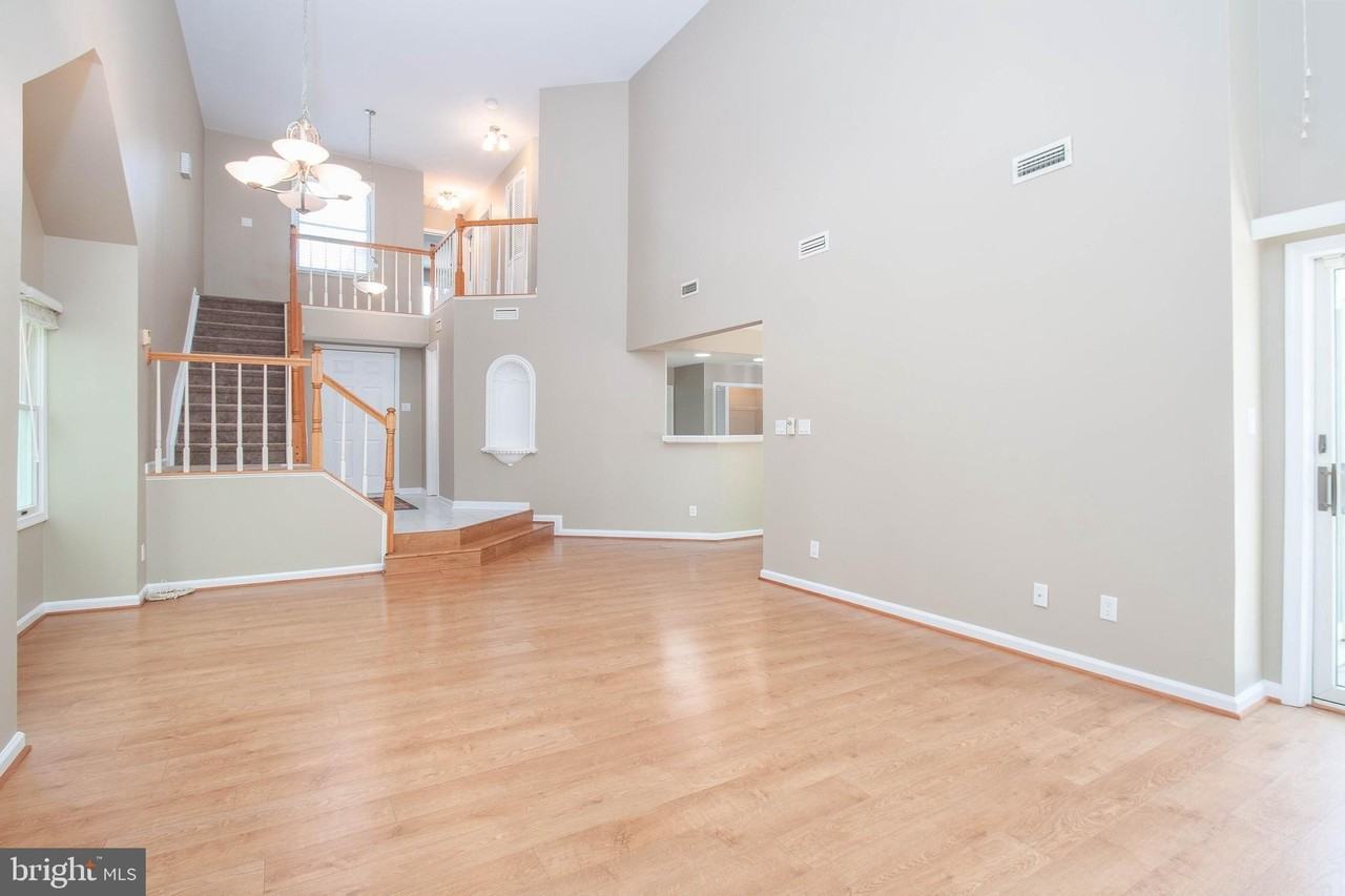 207 Southampton Ct - Photo 4 of 19