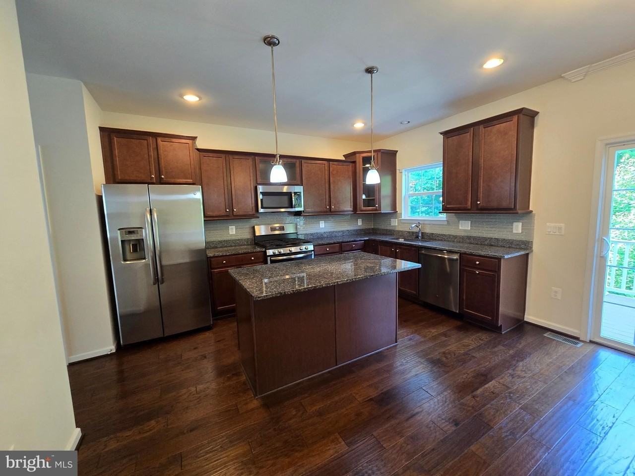 320 Tree Line Dr - Photo 2 of 20