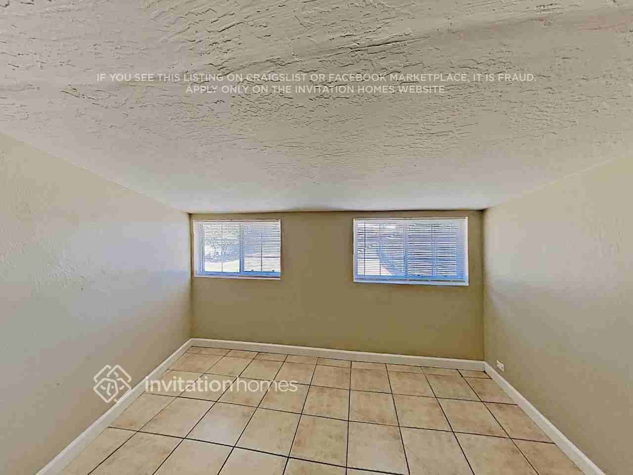 2747 N Greenfield Rd - Photo 4 of 15