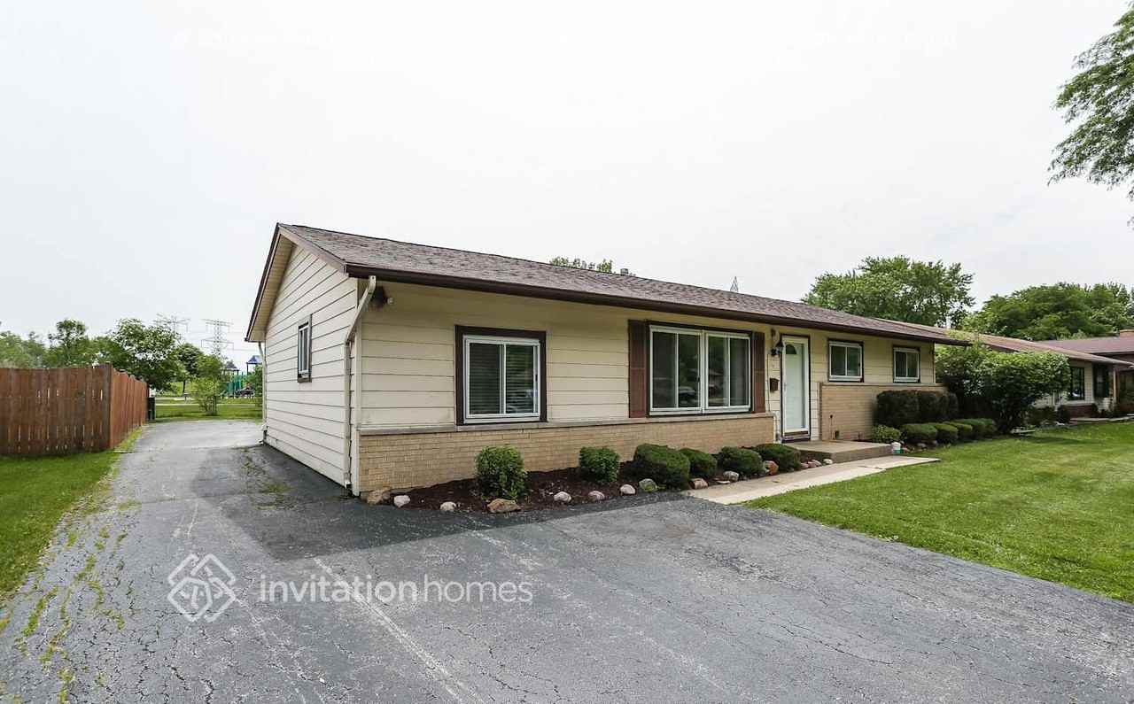 137 Shadywood Ln - Photo 2 of 20