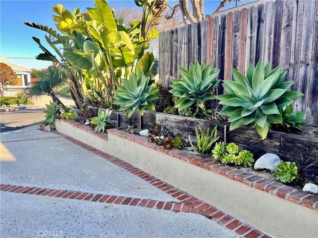 5518 Riviera Way - Photo 4 of 33