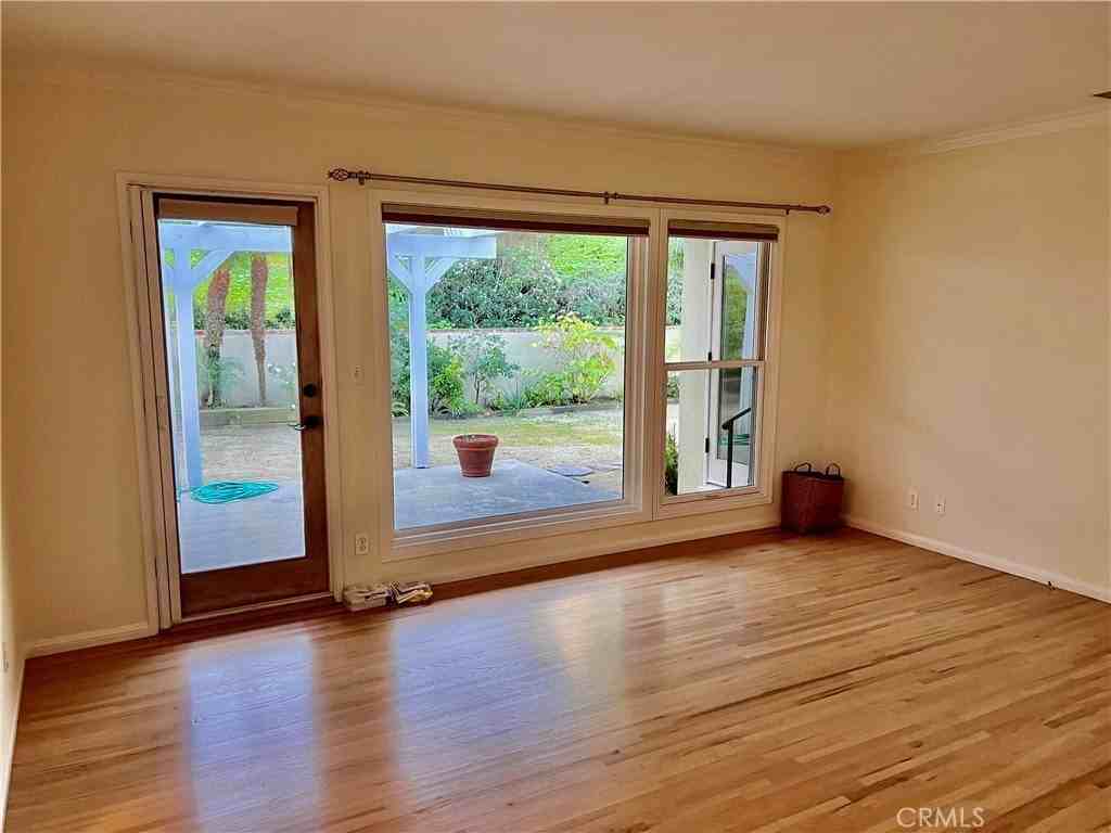 5518 Riviera Way - Photo 6 of 33