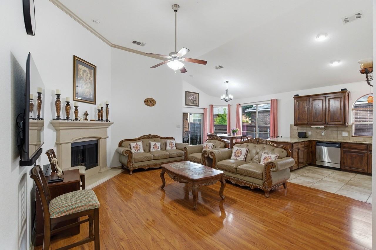 1442 Furlong Ct - Photo 6 of 33