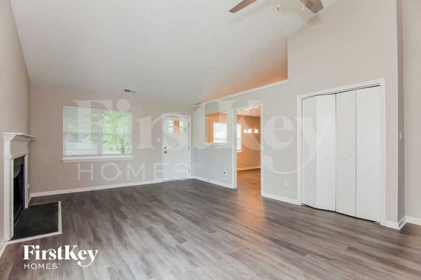 1320 Eagles Landing Dr - Photo 3 of 15
