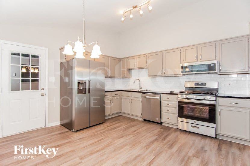 1320 Eagles Landing Dr - Photo 5 of 15