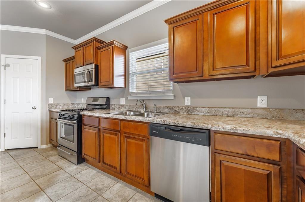 413 Driftwood St - Photo 5 of 24