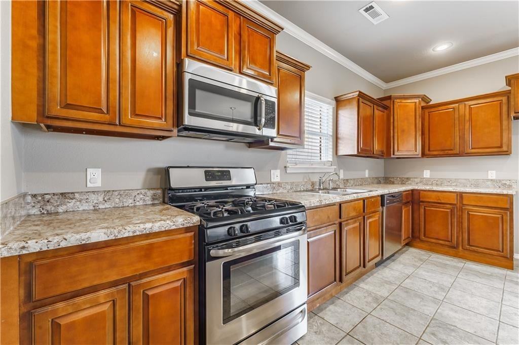 413 Driftwood St - Photo 6 of 24