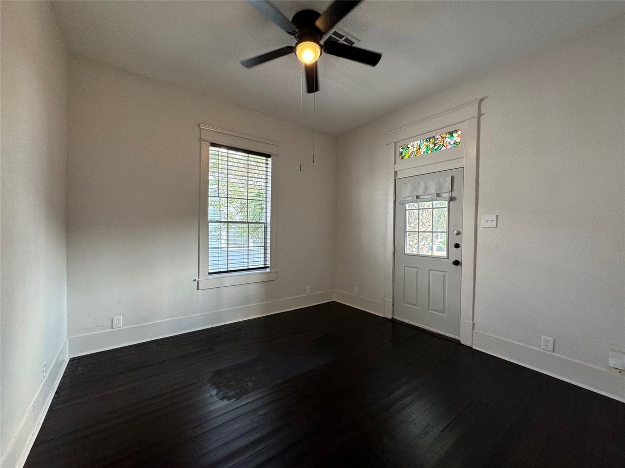 805 8th St - Photo 3 of 9