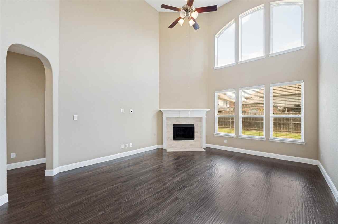 2449 Kingsgate Dr - Photo 2 of 12