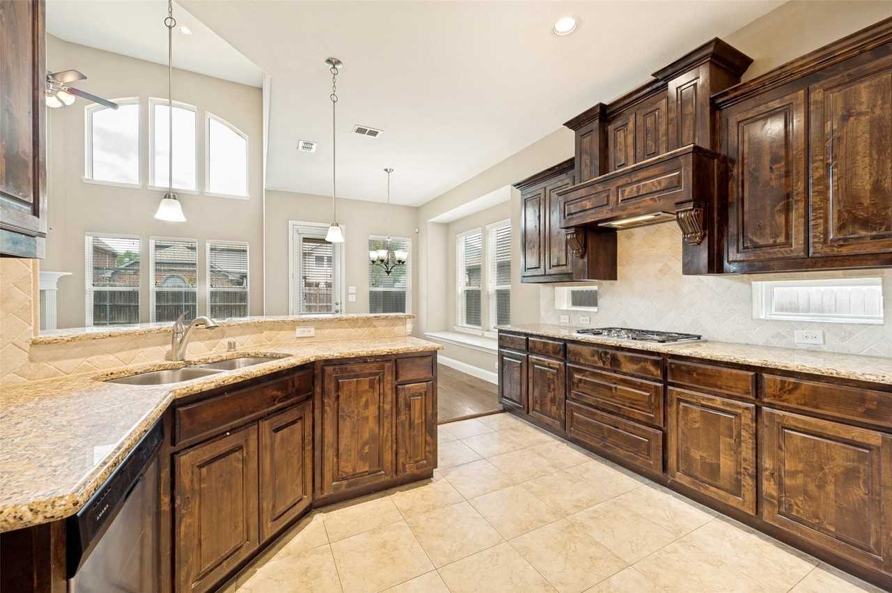 2449 Kingsgate Dr - Photo 3 of 12