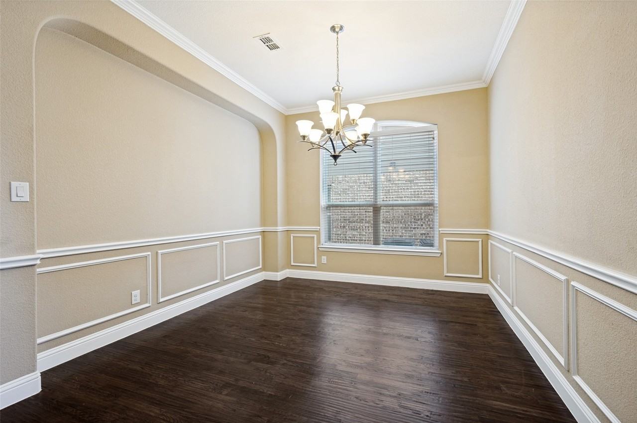 2449 Kingsgate Dr - Photo 4 of 12