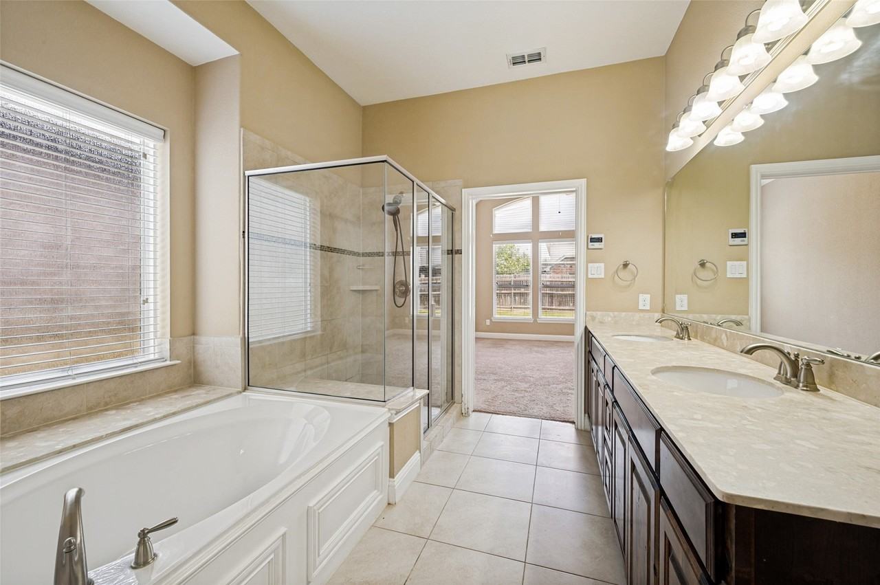 2449 Kingsgate Dr - Photo 6 of 12