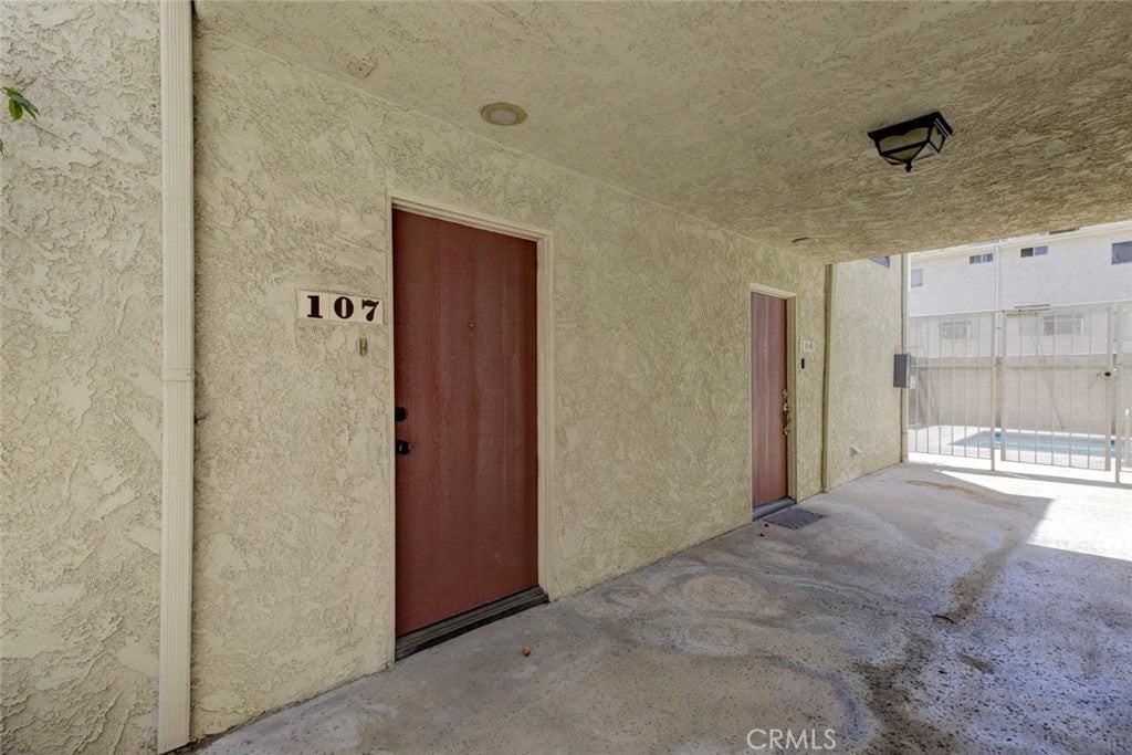 7409 Woodman Ave - Photo 5 of 41
