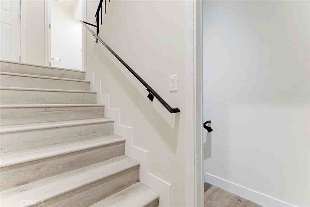 7409 Woodman Ave - Photo 7 of 41