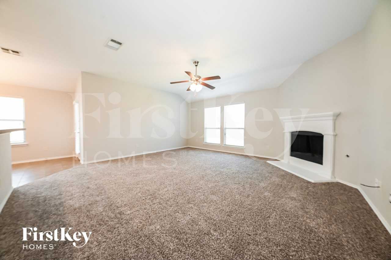 202 Patriot Pkwy - Photo 2 of 16